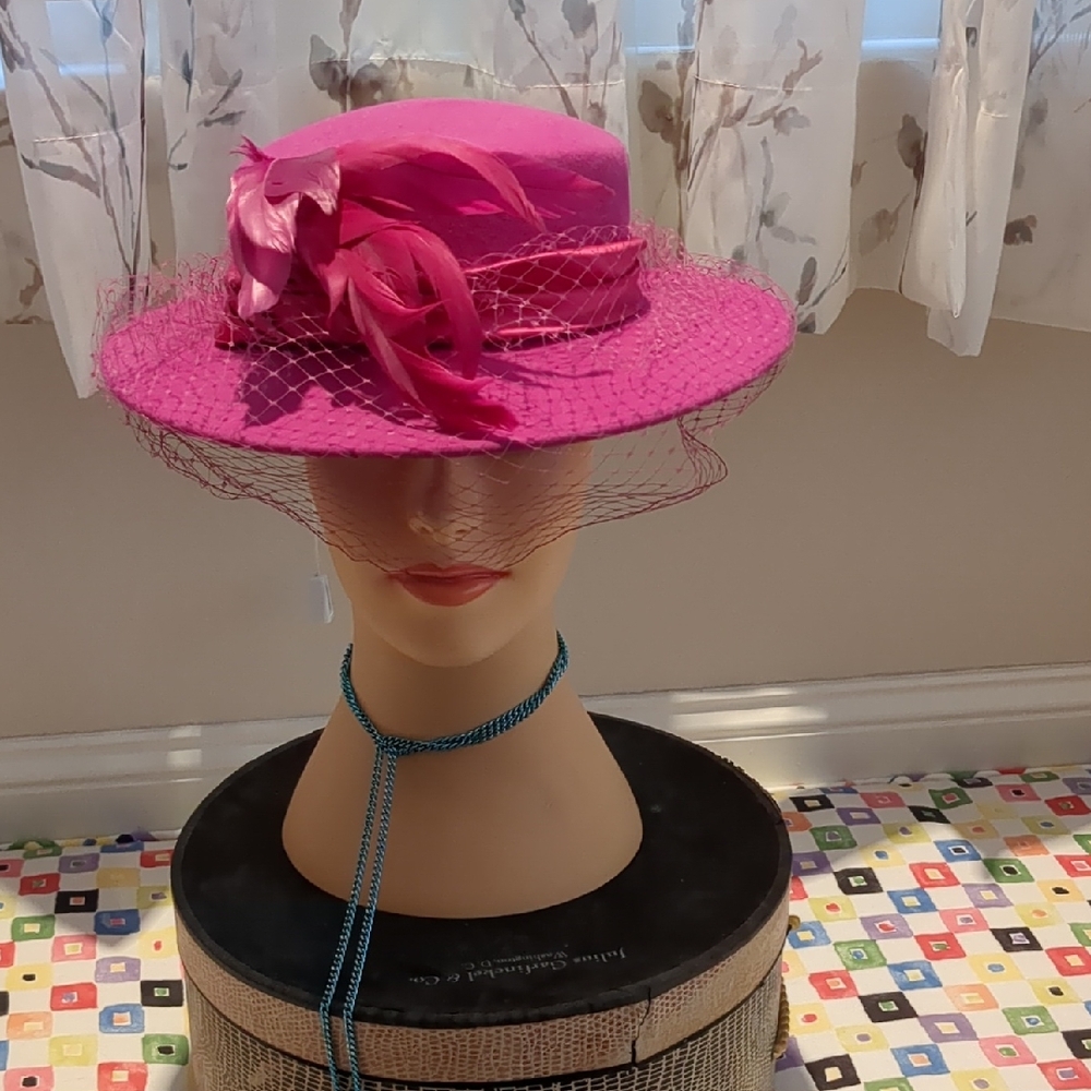 Chic vintage fuchsia Feathered Women's Hat with veil